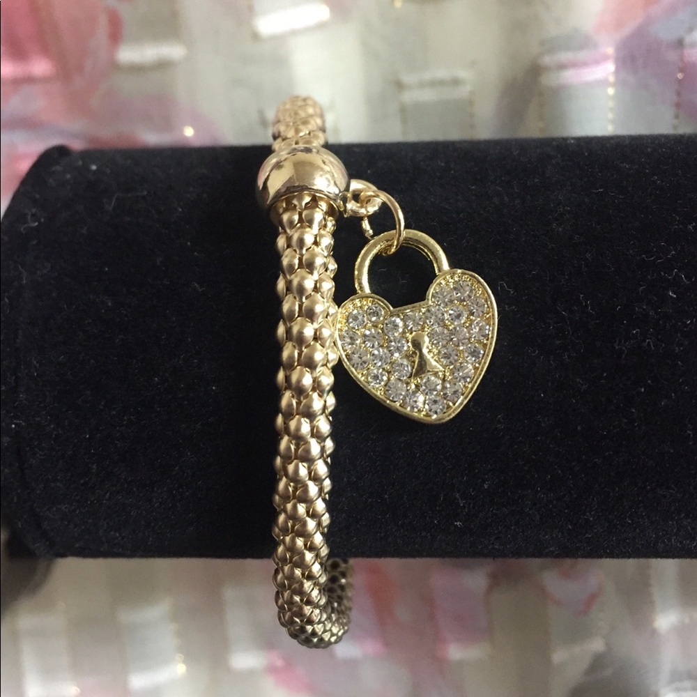Golden woven metal single charm bracelet